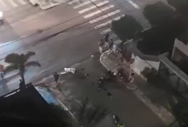 [VÍDEO] Motociclista e passageira são atropelados após acidente inicial no bairro Atalaia, em Aracaju
