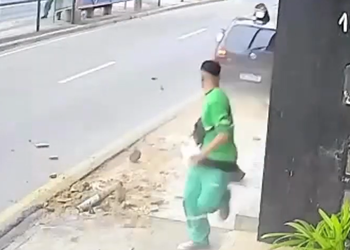[VÍDEO] Agente de limpeza escapa de atropelamento e agradece a Deus por livramento em Aracaju