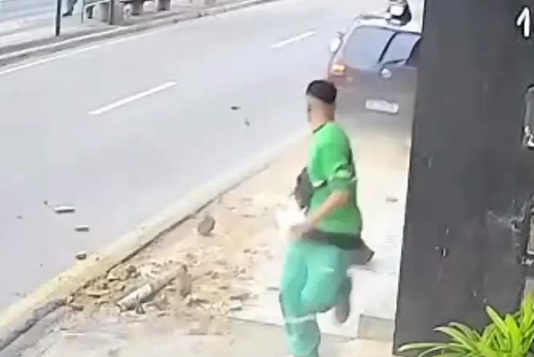 [VÍDEO] Agente de limpeza escapa de atropelamento e agradece a Deus por livramento em Aracaju