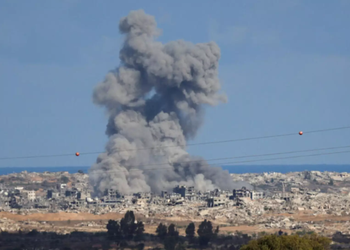 Guerra em Gaza completa dois anos com novos bombardeios israelenses e busca por cessar-fogo