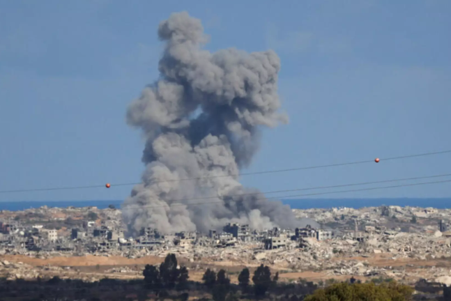 Guerra em Gaza completa dois anos com novos bombardeios israelenses e busca por cessar-fogo