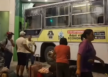 [VÍDEO] Ônibus desgovernado destrói fachada de loja e quase atrolepa moradores em Itabaiana