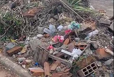 [VÍDEO] Moradores denunciam acúmulo de lixo em frente a cemitério de Lagarto