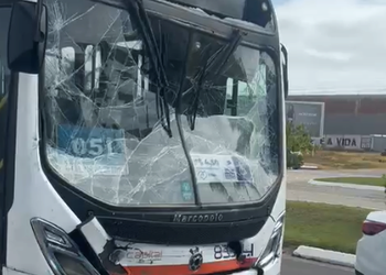 Colisão entre dois ônibus deixa sete pessoas feridas na Avenida Delmiro Gouveia, em Aracaju