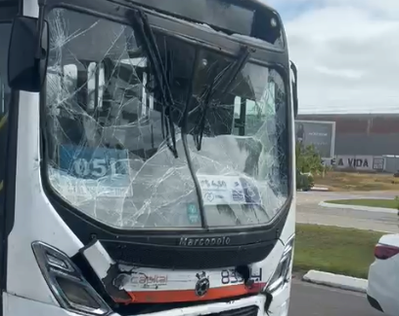 Colisão entre dois ônibus deixa sete pessoas feridas na Avenida Delmiro Gouveia, em Aracaju