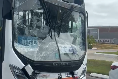 Colisão entre dois ônibus deixa sete pessoas feridas na Avenida Delmiro Gouveia, em Aracaju