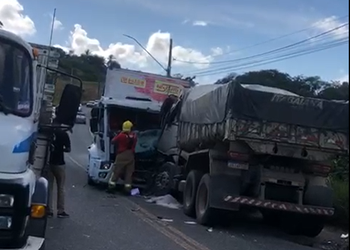 Acidente entre duas carretas deixa dois homens presos às ferragens em rodovia de Socorro