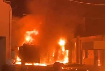 [VÍDEO] Caminhão de coleta de lixo pega fogo em via pública e atinge casa em Ribeirópolis