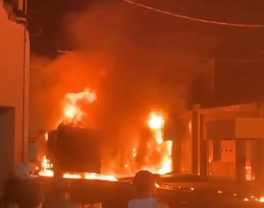 [VÍDEO] Caminhão de coleta de lixo pega fogo em via pública e atinge casa em Ribeirópolis