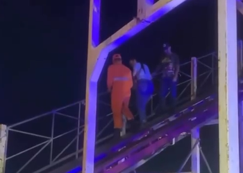 Montanha-russa da Vila do Natal trava na Orla de Atalaia; público é resgatado sem ferimentos