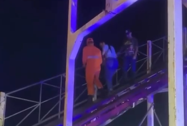 Montanha-russa da Vila do Natal trava na Orla de Atalaia; público é resgatado sem ferimentos