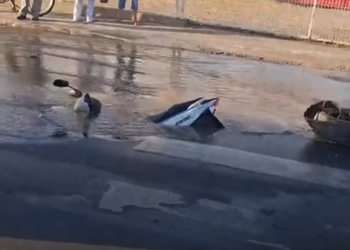 [VÍDEO] Motoneta cai em cratera aberta em via pública após rompimento de adutora em Lagarto