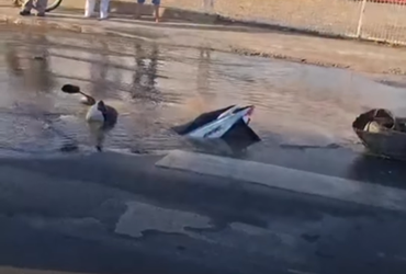[VÍDEO] Motoneta cai em cratera aberta em via pública após rompimento de adutora em Lagarto