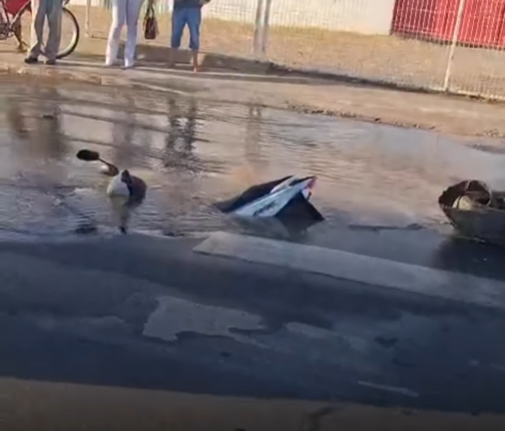 [VÍDEO] Motoneta cai em cratera aberta em via pública após rompimento de adutora em Lagarto