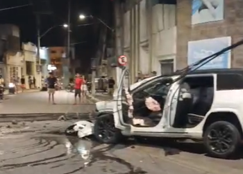 Carro perde controle, derruba poste e atinge clínica em Estância