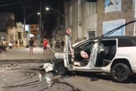 Carro perde controle, derruba poste e atinge clínica em Estância