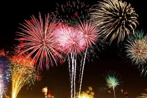 Uso de fogos com estampido reacende debate sobre riscos à saúde e impacto em animais