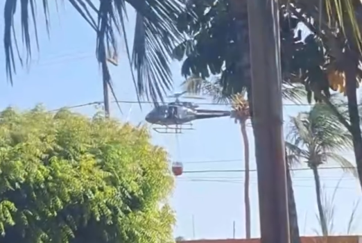 [VÍDEO] Incêndio em terreno baldio mobiliza Corpo de Bombeiros no bairro Mosqueiro, em Aracaju
