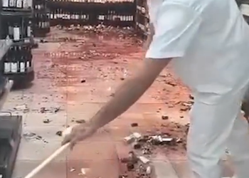 [VÍDEO] Mulher é contida após destruir garrafas em supermercado de shopping em Nossa Senhora do Socorro