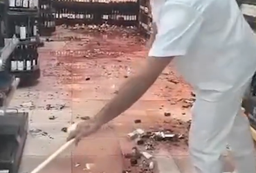 [VÍDEO] Mulher é contida após destruir garrafas em supermercado de shopping em Nossa Senhora do Socorro