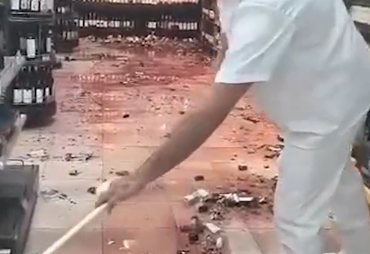[VÍDEO] Mulher é contida após destruir garrafas em supermercado de shopping em Nossa Senhora do Socorro