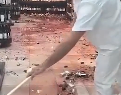 [VÍDEO] Mulher é contida após destruir garrafas em supermercado de shopping em Nossa Senhora do Socorro