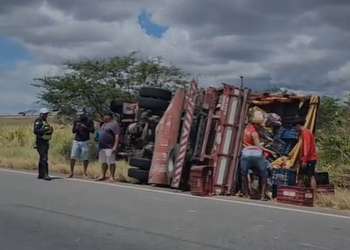 Caminhão carregado de verduras tomba na SE-170, em Lagarto