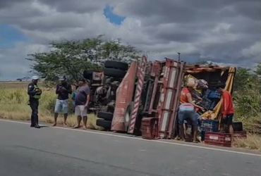 Caminhão carregado de verduras tomba na SE-170, em Lagarto