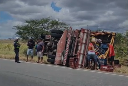 Caminhão carregado de verduras tomba na SE-170, em Lagarto