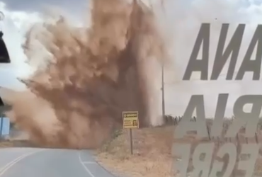 Rompimento de adutora deixa nove cidades do Alto Sertão sem água; VÍDEO