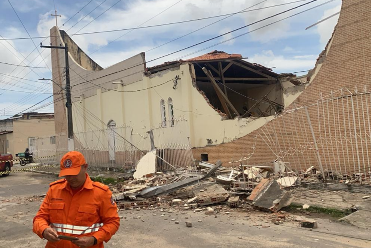 Teto de Paróquia desaba no bairro Jardim Centenário, em Aracaju