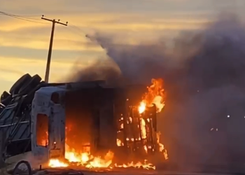 VÍDEO; Caminhão com carga de milho tomba, pega fogo e interdita trecho da SE-170