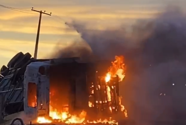 VÍDEO; Caminhão com carga de milho tomba, pega fogo e interdita trecho da SE-170