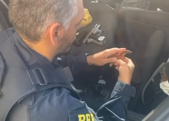 PRF recupera carro roubado e apreende arma, munições e droga em Malhada dos Bois