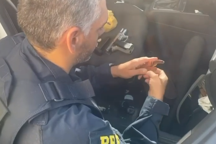 PRF recupera carro roubado e apreende arma, munições e droga em Malhada dos Bois