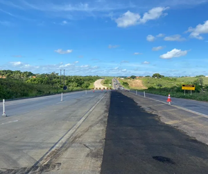 Obra de passarela interdita trânsito em trecho da BR-101, em Maruim