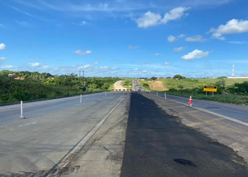 Obra de passarela interdita trânsito em trecho da BR-101, em Maruim