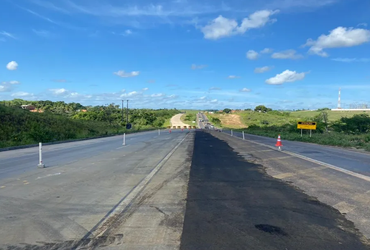 Obra de passarela interdita trânsito em trecho da BR-101, em Maruim