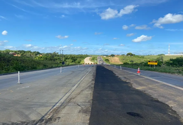 Obra de passarela interdita trânsito em trecho da BR-101, em Maruim
