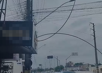Chuva com raios provocam rompimento de cabos e deixam bairro São Conrado sem energia