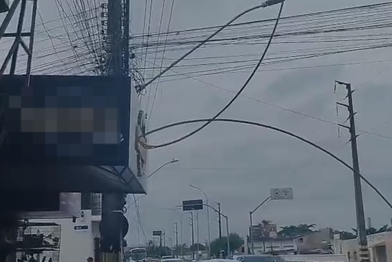 Chuva com raios provocam rompimento de cabos e deixam bairro São Conrado sem energia