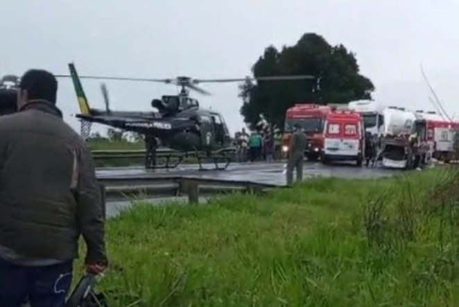 Acidente com três veículos deixa feridos graves e interdita BR-101 em Sergipe