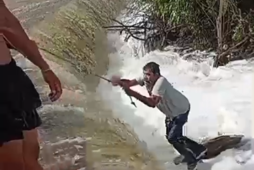 [VÍDEO] Motociclista é salvo após ser levado pela água em represa de Graccho Cardoso