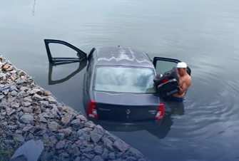 Carro cai no rio Sergipe após motorista perder o controle no Bairro Industrial