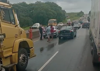 Engavetamento com oito veículos deixa um ferido na BR-101, em Socorro