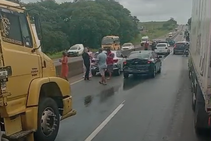 Engavetamento com oito veículos deixa um ferido na BR-101, em Socorro