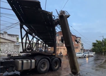 Caminhão-cegonha derruba poste e provoca falta de energia no 18 do Forte, em Aracaju