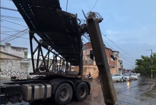 Caminhão-cegonha derruba poste e provoca falta de energia no 18 do Forte, em Aracaju