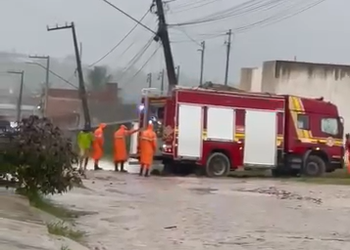 Caminhão do Corpo de Bombeiros atola em rua do bairro Guajará após chuvas em Socorro