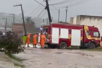 Caminhão do Corpo de Bombeiros atola em rua do bairro Guajará após chuvas em Socorro